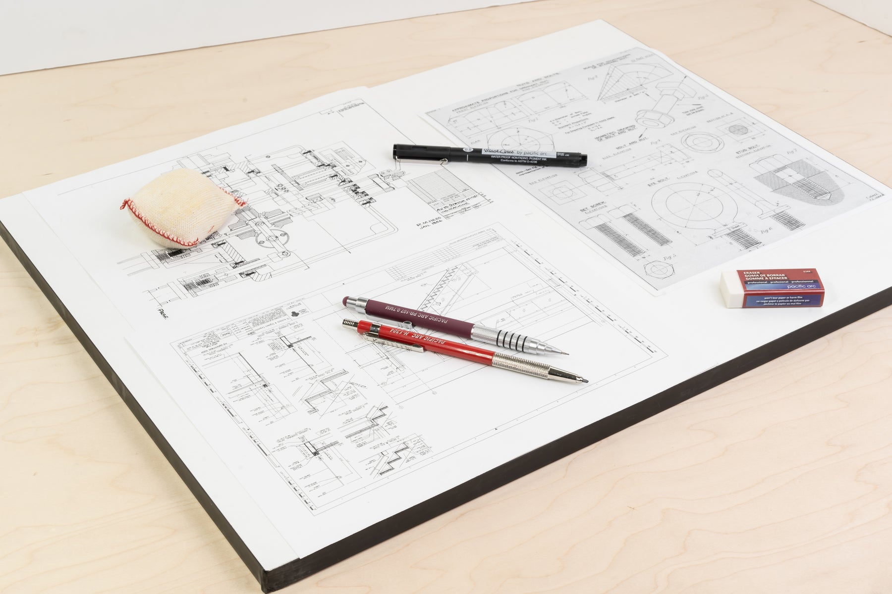 Pacific Arc, Drawing Board: white melamine, black edge